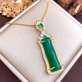 Elegante collar de oro con colgante de piedra verde rectangular y halo de diamantes finos - Estilo Bambú de la Suerte (XL3034) - Dorado