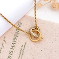 Goldene Halskette mit ineinandergreifenden Herz- und Ringanhängern mit Zirkonia-Steinen - Liebe Auf Den Ersten Blick Stil (XL143) / Gold