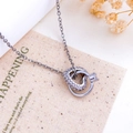 Elegante silberne Halskette mit ineinandergreifendem Herz und funkelnden Zirkonia - Liebe Auf Den Ersten Blick Stil (XL143) / Silber