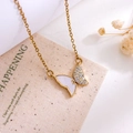 Gouden vlinder ketting met wit parelmoer en micro-ingelegde zirkonia steentjes - Vlinder Ketting(XL449) / Goud
