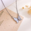 Zilveren vlinderketting met wit parelmoer en zirkonia aan een fijne schakelketting - Vlinder Ketting(XL449) / Zilver