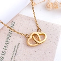 Elegante goldene Halskette mit ineinander verschlungenen Herzen und funkelnden Zirkonia-Steinen - Seelenverwandte Herz Stil (XL2651) / Gold