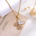 Collana a farfalla dorata con petali di madreperla bianca e ciondolo cuore in zircone - Collana Fiore a quattro petali(XL1460) / Oro
