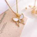 Elegante collana a farfalla dorata con madreperla bianca e accenti di zirconi lucidi - Collana Farfalla Traforata(XL2249) / Oro