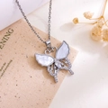Collana a farfalla argentata con madreperla bianca e strass lucidi in stile minimal - Collana Farfalla Traforata(XL2249) / Argento