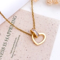Goldene Halskette mit verschlungenem Herz und Zirkon auf minimalistischem Stoff - Kreis Herz Stil (XL5794) / Gold