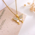 Elegante collana a farfalla dorata con micro-pavé di zirconi e ali in madreperla bianca - Collana Farfalla Bicolore(XL2743) / Oro
