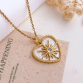 Goldene Herz-Halskette mit weißem Perlmutt-Inlay und zentralem Sonnenstern-Anhänger - Herz Sonne Stil (XL5635) / Gold Weiß