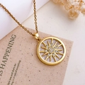 Goldene Kompass-Halskette mit weißem Muschelinlay und funkelnden Kristall-Details - Runder Sonne Stil (XL5640) / Gold Weiß