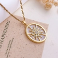 Collier pendentif soleil ovale doré avec nacre blanche et pierres de zircon brillantes - Style Soleil Ovale (XL5641) / Or Blanc