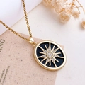 Collier doré avec pendentif ovale noir orné d'un motif d'étoile solaire à douze branches - Style Soleil Ovale (XL5641) / Or Noir