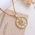 Collier boussole dorée avec nacre blanche et cristal central pour femme élégante - Style Soleil Rond (XL5642) / Or Blanc