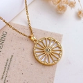 Collier boussole étoile du nord dorée avec incrustation de nacre et cadre soleil - Style Fleur Multi-pétales (XL5646) / Or Blanc
