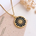 Élégant collier chaîne dorée avec pendentif boussole noir et détail d'étoile hexagramme - Style Fleur Multi-pétales (XL5646) / Or Noir