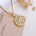 Collier boussole dorée avec étoile, lune, incrustation de nacre et détails en zircon - Style Soleil Lune (XL5648) / Or Blanc