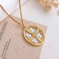 Collier boussole doré avec pendentif ovale en nacre et motif croix étoilée ajourée - Style Fleur Quatre Pétales Ovale (XL5650) / Or Blanc