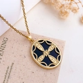 Collier boussole ovale doré avec fond noir et motif de croix en relief pour femme - Style Fleur Quatre Pétales Ovale (XL5650) / Or Noir
