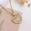 Collier avec pendentif cœur doré, nacre blanche et motifs floraux élégants - Style Cœur à Motifs (XL5651) / Or Blanc