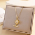 Collana girasole dorata con cristalli scintillanti su espositore di lusso - Girasole Rotante Dorato