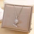 Elegante collana girasole rotante con zirconi bianchi scintillanti e finitura argento - Girasole rotante argento