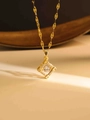 Goldfarbene Halskette mit quadratischem Mikro-Pave-Anhänger und funkelndem Zirkonstein - Quadratischer Rahmen Stil (XL215) / Gold
