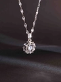 Funkelnde silberne Schneeflocken-Halskette mit Zirkonia auf schwarzem Hintergrund - Tanzende Schneeflocke Stil (XL2182) / Silber