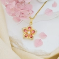 Eleganter rotierender Blumenanhänger in Gold mit rosa Zirkon und weißen Diamanten - Rote Bauhinie (Goldene Kreuzkette)