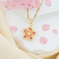 Drehbare Goldhalskette mit Orchideenanhänger, rosa Kristallen und feiner Goldkette - Rote Bauhinie (Goldene Lippenkette)