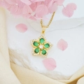 Eleganter rotierender smaragdgrüner Blumenanhänger an Goldhalskette mit Mikro-Zirkonia - Smaragd Bauhinie (Goldene Kreuzkette)