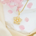Halskette mit rotierendem Blumenanhänger in Goldoptik und funkelndem Zirkon - Weiße Bauhinie (Goldene Kreuzkette)