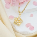 Drehbare goldene Blumenkette mit weißen Zirkonia-Blütenblättern auf weißem strukturiertem Stein - Weiße Bauhinie (Goldene Lippenkette)