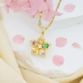 Elegante Goldhalskette mit buntem Edelstein-Blumenanhänger im Fünf-Blatt-Design - Bunte Bauhinie (Goldene Lippenkette)