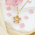 Halskette mit drehbarem Blumenanhänger in Gold, violetten Blütenblättern und Zirkonia - Lila Bauhinie (Goldene Kreuzkette)