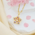 Elegante goldene Blumenkette mit lila Edelsteinen und funkelndem Zirkon-Drehanhänger - Lila Bauhinie (Goldene Lippenkette)