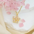 Elegante goldene Halskette mit rotierendem Anhänger aus rosa Zirkonia-Blumenblüten - Ganz Rosa Bauhinie (Goldene Kreuzkette)