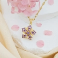 Drehbarer lila Zirkonia-Blumenanhänger an goldener Kette mit elegantem Schliff - Ganz Lila Bauhinie (Goldene Lippenkette)