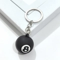 Détail d'un porte-clés boule de billard numéro 8 noir avec anneau en métal argenté - Billard Noir 8