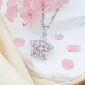 Elegante rotierende Blumen-Halskette mit rosa Steinen und weißen Diamanten in Silber - Rosa Bauhinie (Silberne Lippenkette)