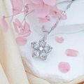 Elegante drehbare Silberne Blumenkette mit Zirkonia-Blütenblättern auf weißem Stein - Weiße Bauhinie (Silberne Lippenkette)
