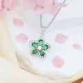 Elegante rotierende Halskette mit grüner Edelsteinblume und Silberkette mit Zirkonia - Smaragd Bauhinie (Silberne Kreuzkette)