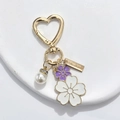 Detail of flower enamel pendants and heart carabiner on a gold-tone handmade keychain - Heart Clasp / Purple and White Bicolor Flower (LQ-01935)