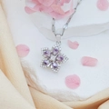 Silberne Halskette mit drehbarem Blumenanhänger, lila Edelsteinen und weißen Zirkonia - Lila Bauhinie (Silberne Lippenkette)