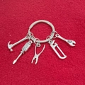 Portachiavi in metallo argento con ciondoli a forma di mini utensili su velluto rosso - Set Martello Cacciavite Pinze (1#)