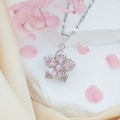 Elegante rotierende Orchideen Halskette mit rosa Zirkonblüten und Silberkette - Ganz Rosa Bauhinie (Silberne Lippenkette)