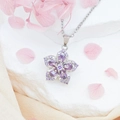 Eleganter rotierender lila Zirkonia Blumenanhänger an silberner Halskette - Ganz Lila Bauhinie (Silberne Kreuzkette)