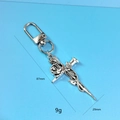 Porte-clés gothique croix rose et épines en argent, dimensions 87x29mm sur fond bleu - Boucle Croix Rose