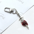 Détail macro d'une épée gothique avec crâne perçant un cœur rouge sur porte-clés - Style Dague Crâne Perçant le Cœur (LQ-01944-5#)