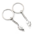 Mutter-Tochter-Herz-Schlüsselanhänger Set in Silber mit graviertem rotem Herzdetail - Mutter Tochter Silber Stil