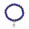 Lapis-Lazuli-Perlenarmband mit silbernem Buddha-Kopf-Anhänger auf weißem Hintergrund - Lapislazuli Buddhakopf Stil