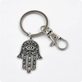 Vintage Hamsa-Hand und Böses Auge Metall-Schlüsselanhänger mit hohlen Schnitzereien - Silber Vintage Stil